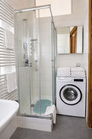 Doccia, asciugacapelli, bidet, asciugamani