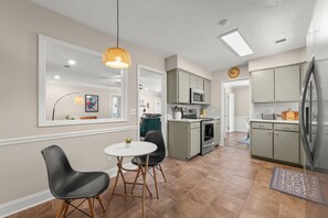 Private kitchen - Charming home in Columbus. Great for Families! 15 Mins to Ft Moore/Historic Ctr. (Columbus)