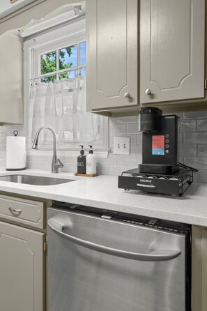 Private kitchen - Charming home in Columbus. Great for Families! 15 Mins to Ft Moore/Historic Ctr. (Columbus)