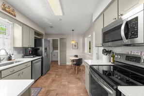 Private kitchen - Charming home in Columbus-Great for Families! 15 Mins to Ft Benning & City Ctr. (Columbus)