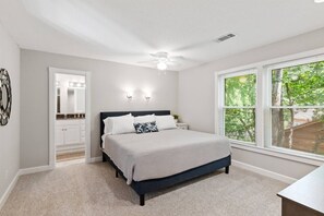 4 habitaciones, tabla de planchar con plancha, wifi y ropa de cama 