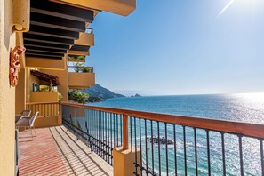 Property grounds - Ocean bliss, infinity pool, beach front, inhouse restaurant, with parking. (Puerto Vallarta)