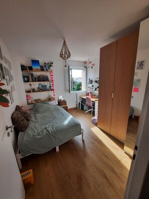 5 Schlafzimmer, Bügeleisen/Bügelbrett, WLAN