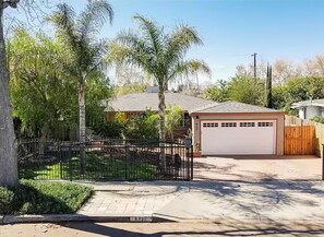 Property grounds - Private Dream Home with Pool in LA (Los Angeles)