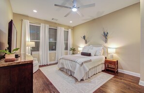 Room - Outdoor Oasis in Downtown Houston with Pool & Hot-Tub (Houston)