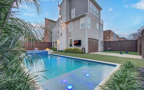 Pool - Outdoor Oasis in Downtown Houston with Pool & Hot-Tub (Houston)