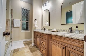 Bathroom - Outdoor Oasis in Downtown Houston with Pool & Hot-Tub (Houston)
