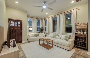 Living area - Outdoor Oasis in Downtown Houston with Pool & Hot-Tub (Houston)