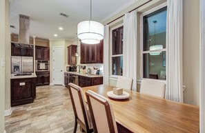 Dining - Outdoor Oasis in Downtown Houston with Pool & Hot-Tub (Houston)