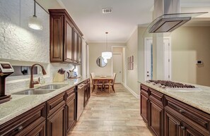 Private kitchen - Outdoor Oasis in Downtown Houston with Pool & Hot-Tub (Houston)