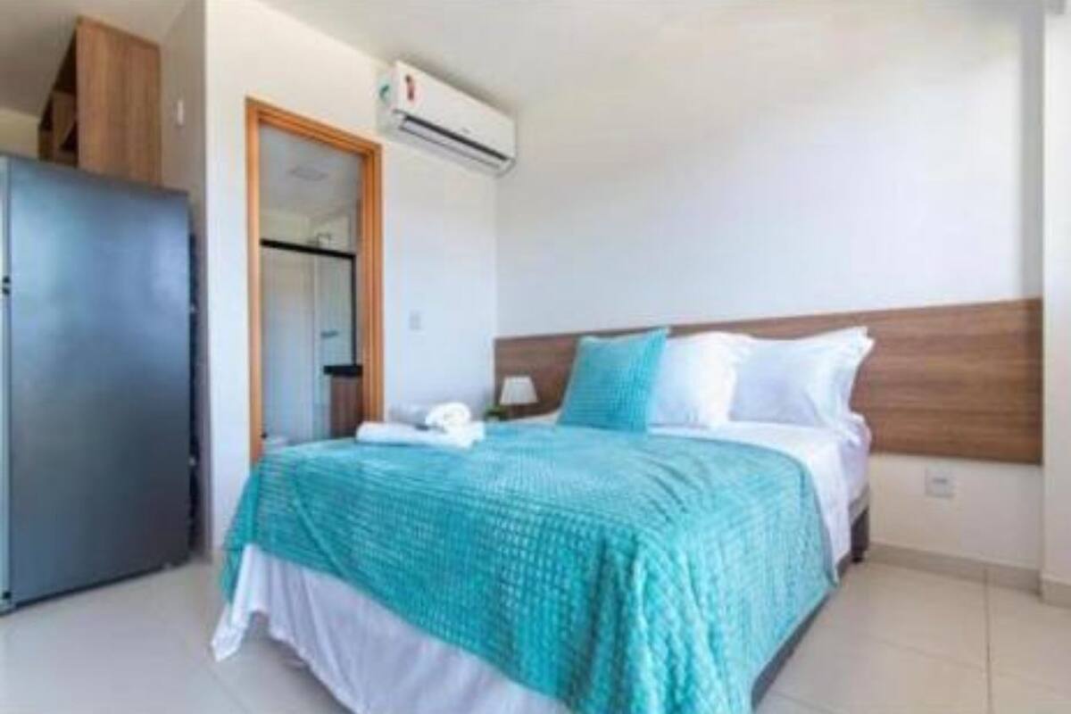 Un dormitorio con cama, armario y aire acondicionado.