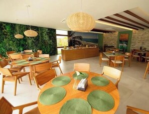 Comfort Apartment, Pool View | Dining - Suítes Muro Alto (Ipojuca)