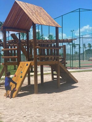 Comfort Apartment, Pool View | Sports court - Suítes Muro Alto (Ipojuca)