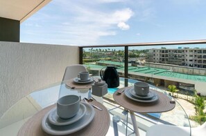 Căn hộ tiện nghi đơn giản, quang cảnh hồ bơi | Khu ẩm thực ngoài trời