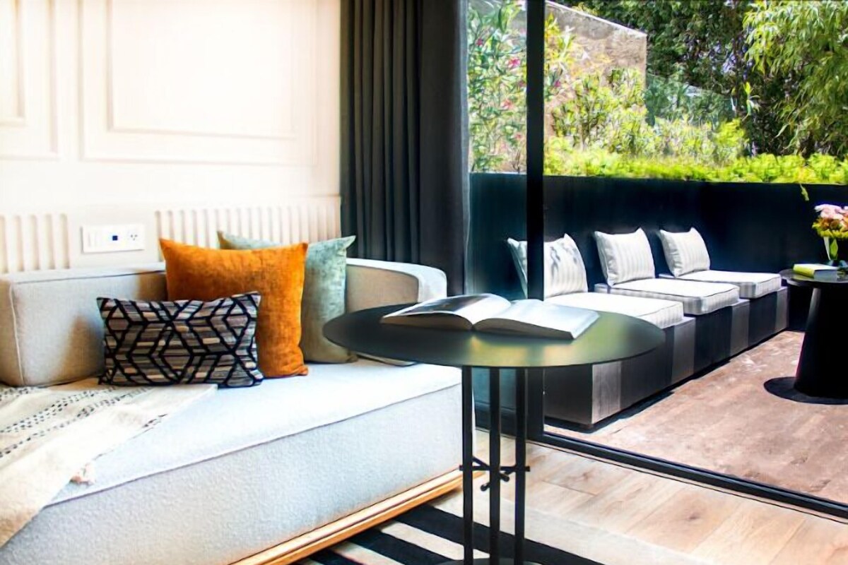 Un salon moderne avec un canapé, une table basse et une vue sur l’extérieur.