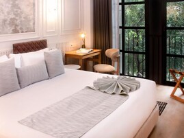 In-room safe, desk, laptop workspace, soundproofing
