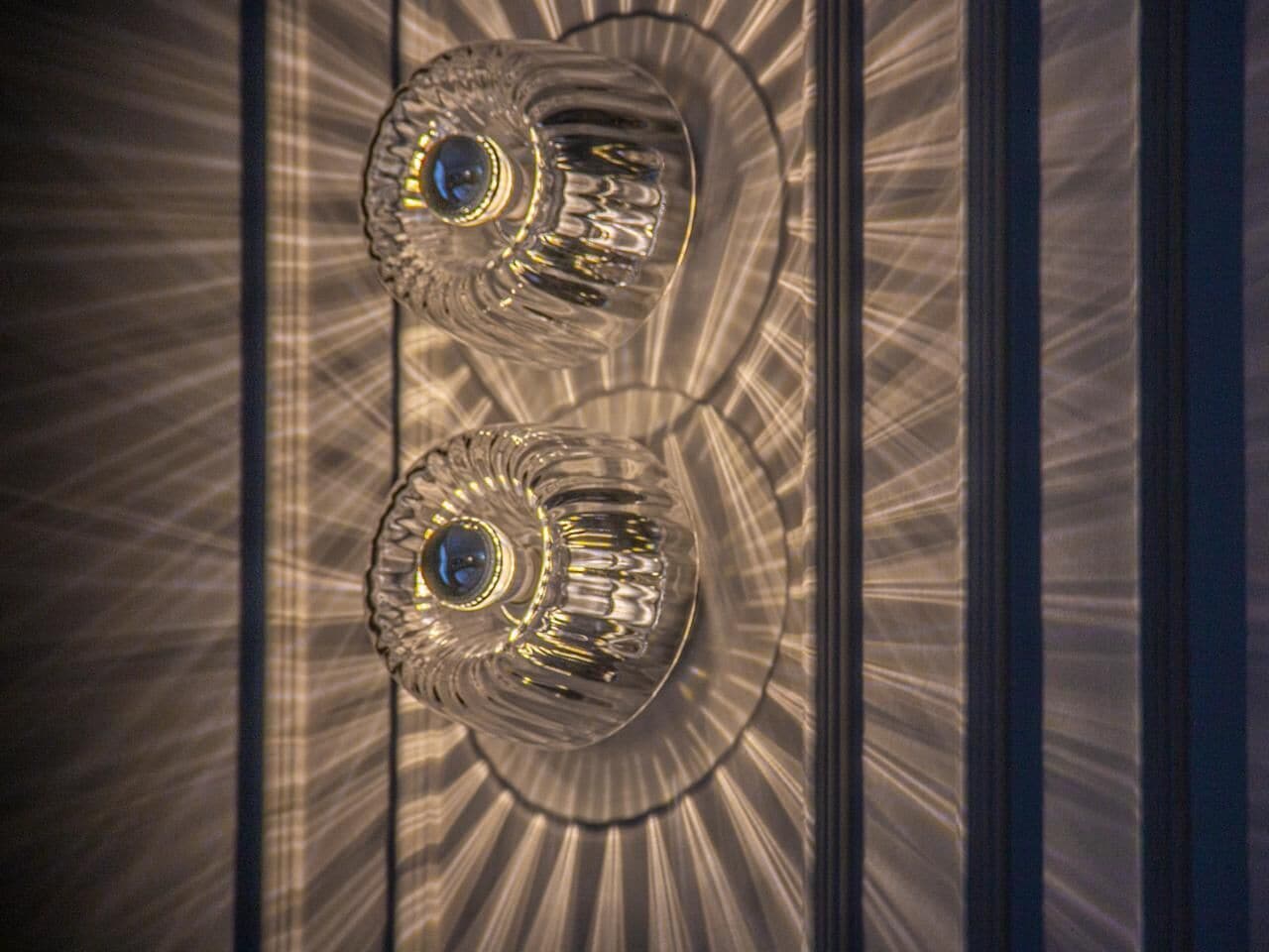 Ein Zimmer mit einer Spiegelwand und einer Glastür mit reflektierender Oberfläche.