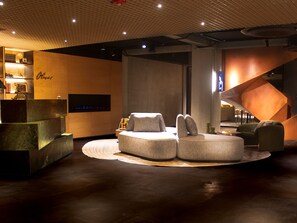 Un intérieur moderne comprenant un coin salon, une cheminée et un design architectural unique.