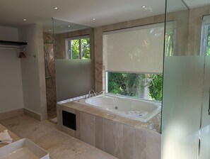 Shower, jetted bath, hair dryer, towels - Spacious, Modern 4-BR Villa with AC in enchanting Cofresi, Dominican Republic (Cofresi)
