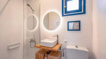 Regadera, secadora de cabello, toallas, papel de baño