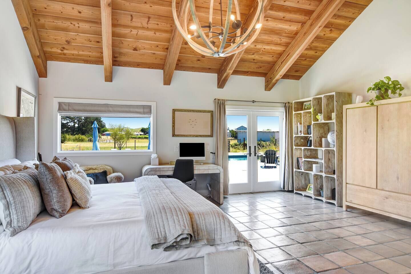 3 habitaciones, escritorio y tabla de planchar con plancha 