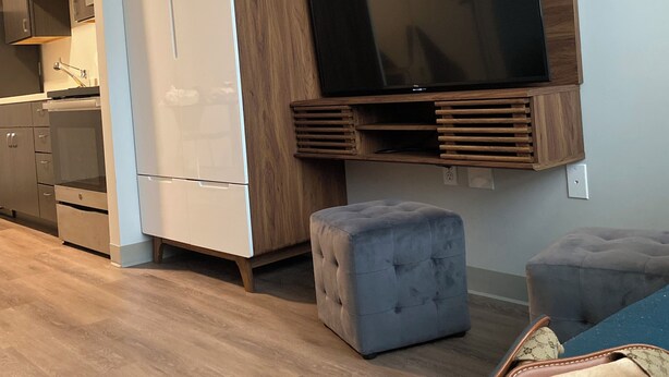 Une cuisine moderne dotée d’un four encastré, d’un réfrigérateur blanc et d’un meuble en bois.