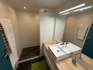 Shower, hair dryer, towels, toilet paper - Waterfront apartment, the sea 10 metres away! (La Ciotat)