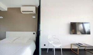 Iron/ironing board, WiFi, bed sheets - Waterfront apartment, the sea 10 metres away! (La Ciotat)
