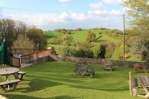Outdoor dining - The Manor Arms Inn (Worcester)