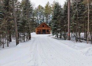 Exterior - Cozy 3-bedroom log cabin nestled in the peaceful woods of central Maine (New Portland)
