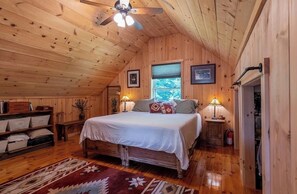 Room - Cozy 3-bedroom log cabin nestled in the peaceful woods of central Maine (New Portland)