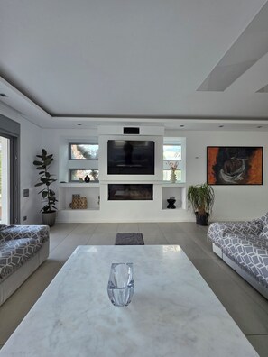 Living area - Mediterraneo Retreat Villa– Attica, Temple of Poseidon, Lavrio, Athens Airport (RX37+W67 Keratea)