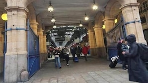 Un edificio histórico con una entrada en arco identificada como 'Marylebone Station'.