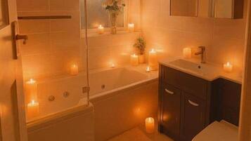 Dusche, Whirlpool, Haartrockner, Handtücher