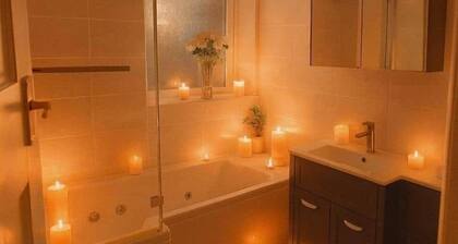 Bliss Loft EnSuite Spa Retreat Near Heathrow & London