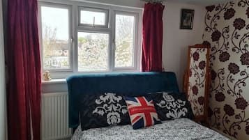 4 bedrooms, iron/ironing board, WiFi, bed sheets