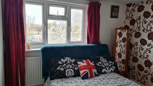 Bliss Loft EnSuite Spa Retreat  Near Heathrow & London