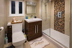 Ducha, bañera de hidromasaje, secador de pelo y toallas