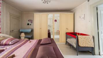 3 bedrooms, iron/ironing board, WiFi, bed sheets