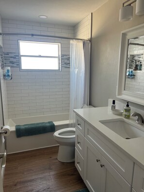 Shower, towels, soap, toilet paper - Dockside Dreams/ Florida Canal Escape (Fort Myers)