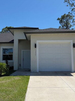 Exterior - Sea escape 3 bedroom duplex 10 min Englewood beach pet friendly (Port Charlotte)