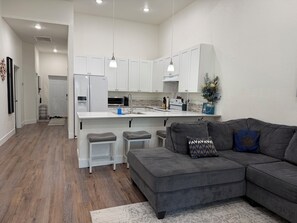 Living area - Sea escape 3 bedroom duplex 10 min Englewood beach pet friendly (Port Charlotte)