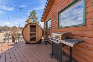 Outdoor dining - Aspen Grove Cabin - Sauna, 3 Decks, Mountain Views, ATV & Snowmobile Access (Grand Lake)