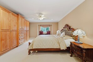 4 bedrooms, in-room safe, iron/ironing board, WiFi - Spacious 4BR Retreat near Surrey Parks & Beaches (Surrey)