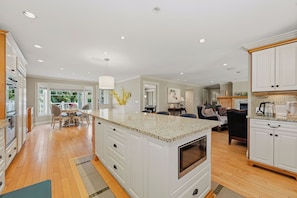 Interior - Spacious 4BR Retreat near Surrey Parks & Beaches (Surrey)