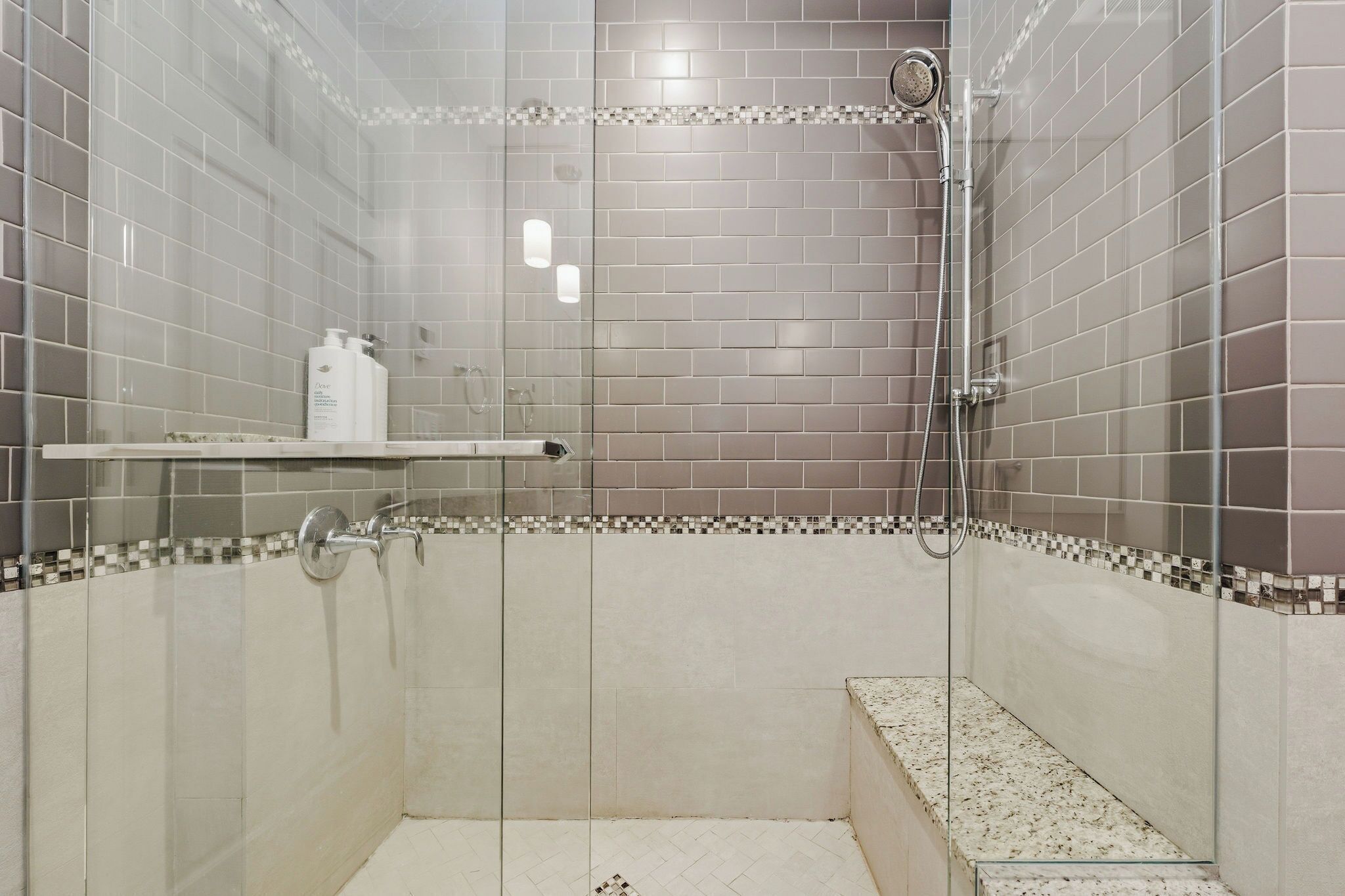 Haartrockner, Handtücher, Seife, Shampoo