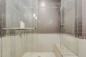 Secador de pelo, toallas, jabón, shampoo