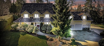Spacious 4BR Retreat near Surrey Parks & Beaches