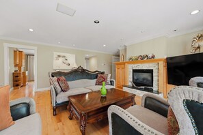 Smart TV - Spacious 4BR Retreat near Surrey Parks & Beaches (Surrey)