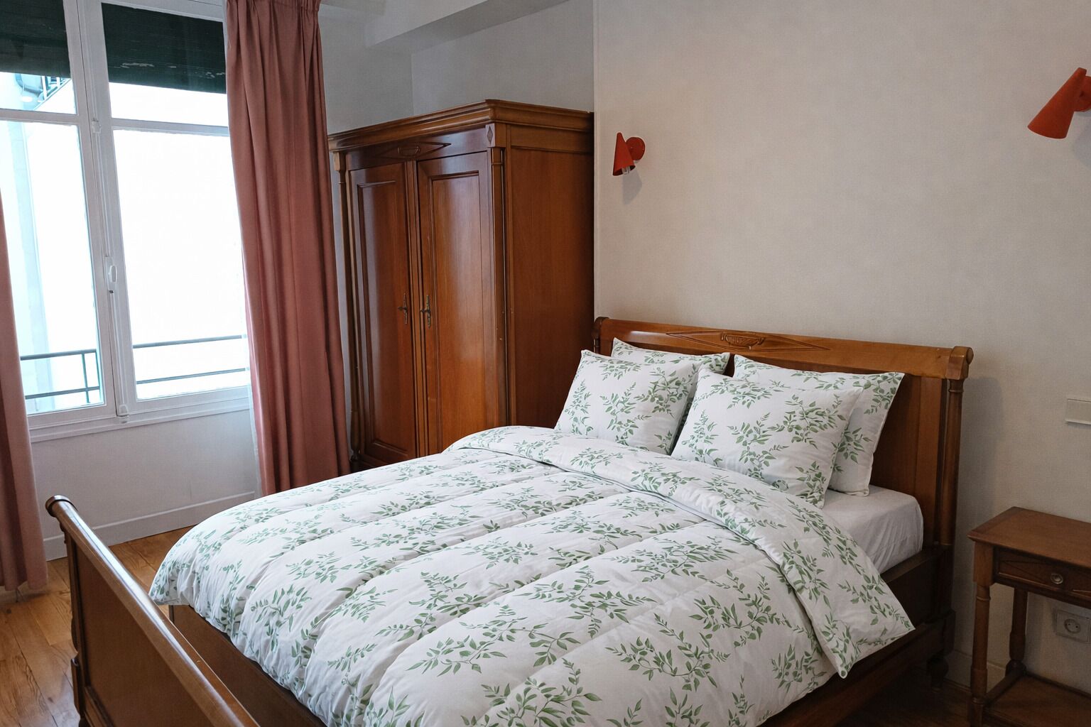 3 slaapkamers, een strijkplank/strijkijzer, gratis wifi, beddengoed
